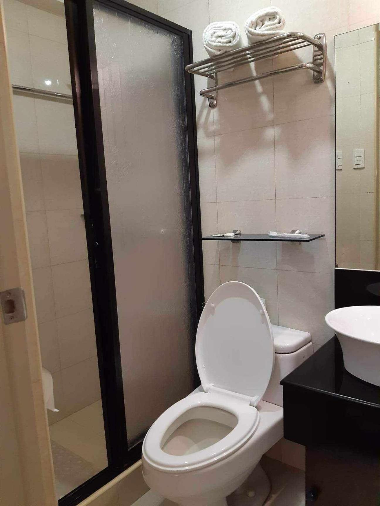 Sarasota Residential Resort: Convenient Naia T3 & World Manila Location Pasay